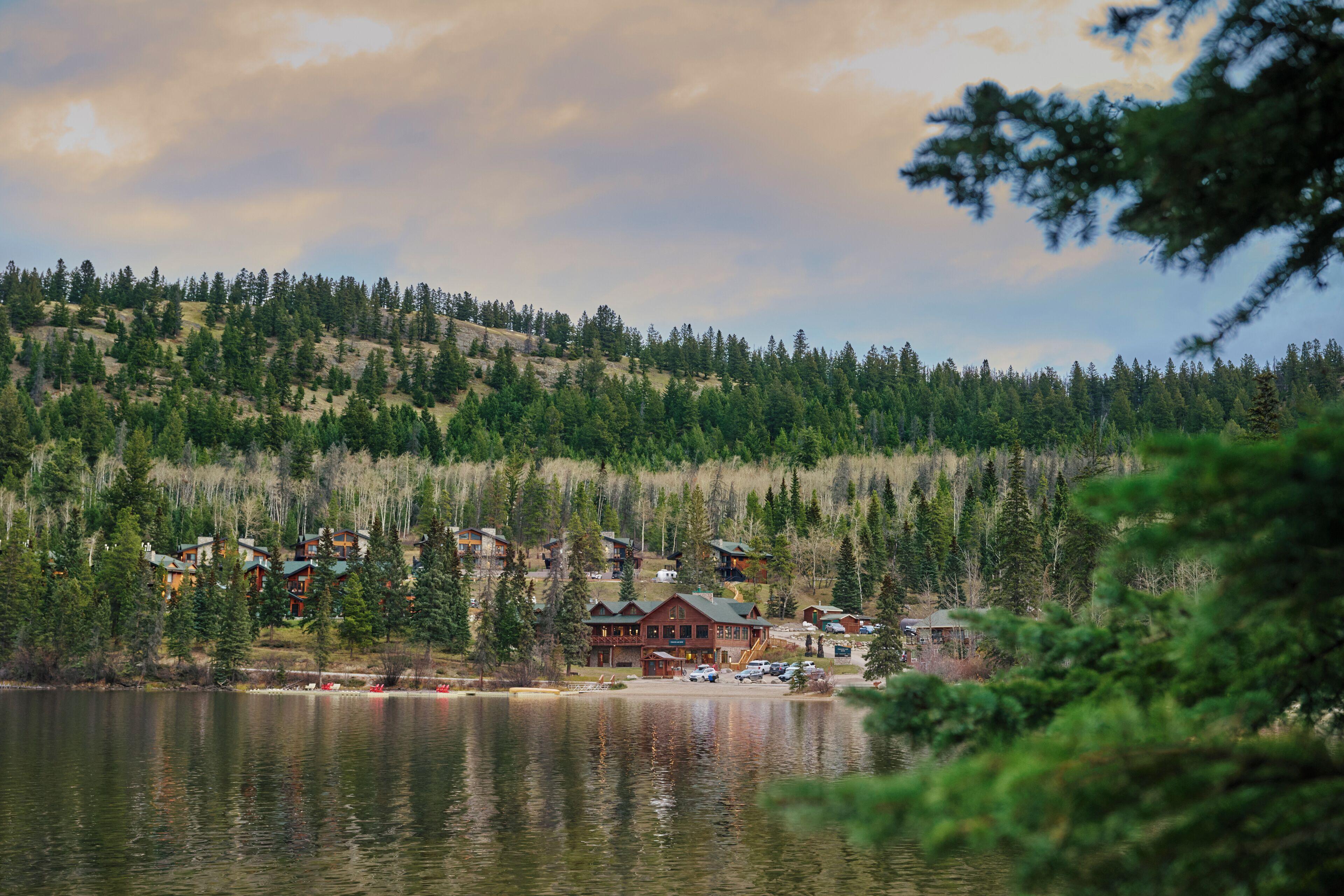 PYRAMID LAKE RESORT | ⋆⋆⋆ | JASPER, CANADA | SEASON DEALS FROM $249